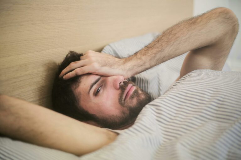 Mejora tu descanso: 5 hábitos y 3 suplementos