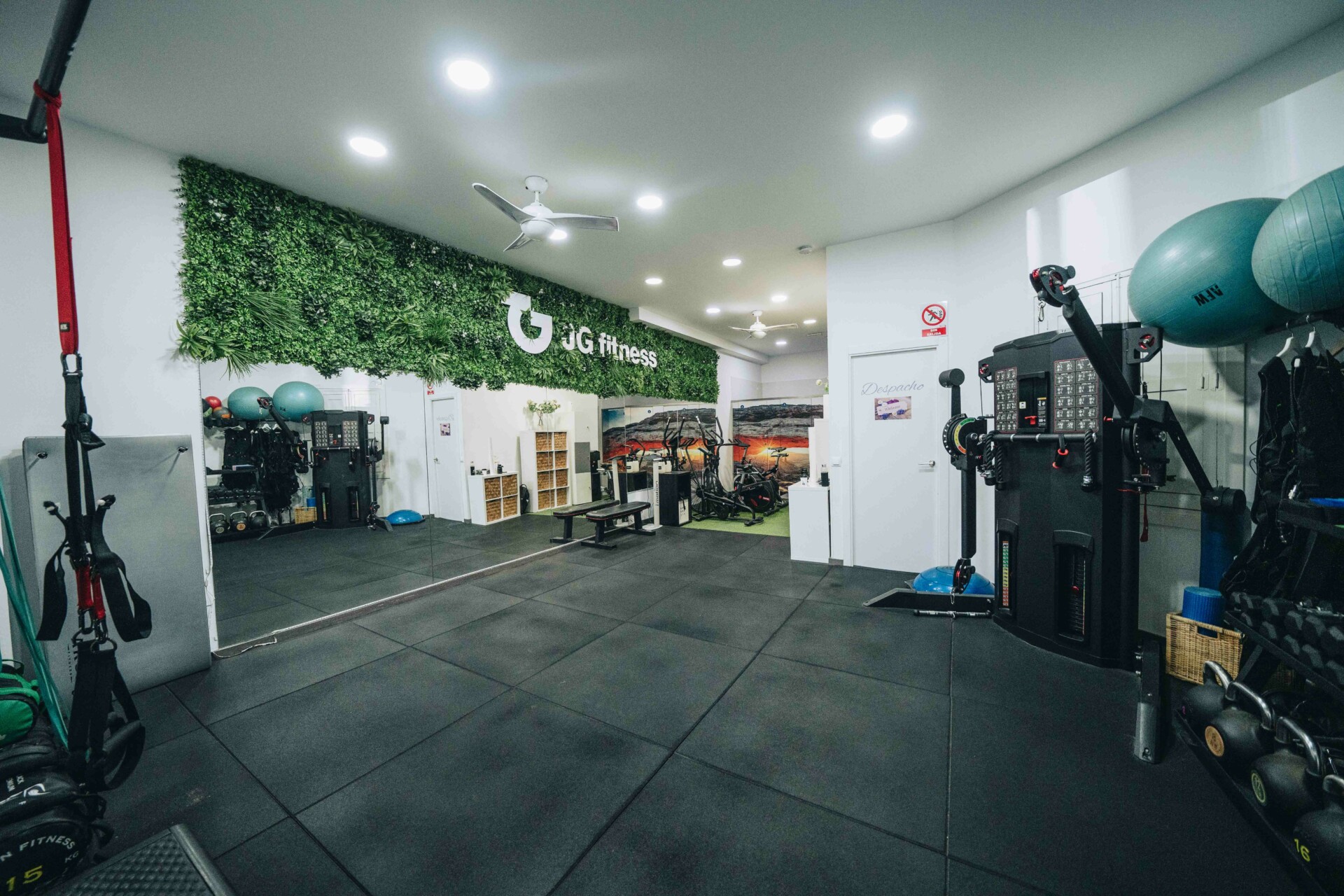 Espacio amplio y diáfano para entrenamiento funcional y preparación física en Madrid.