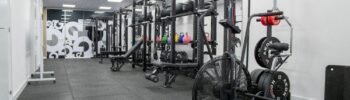 Sala de entrenamiento personal en Pamplona con AirBike y jaulas.