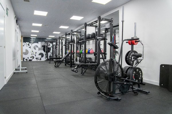 Sala de entrenamiento personal en Pamplona con AirBike y jaulas.